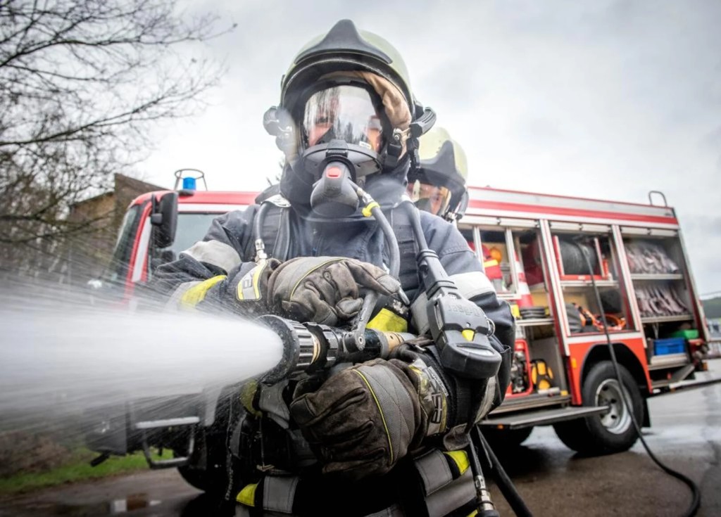 Pompier à la lance - Prêt à relever le défi